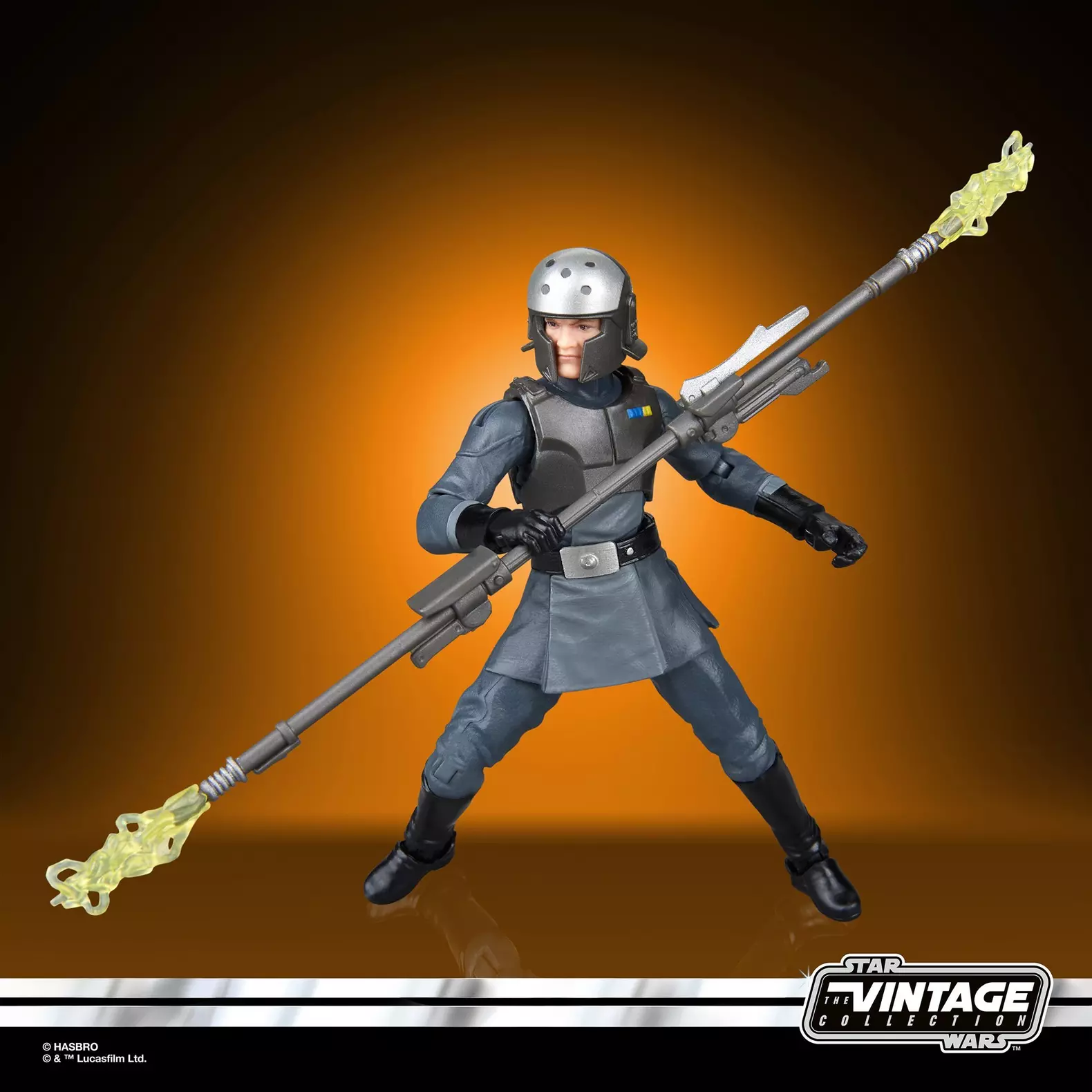Hasbro Star Wars The Vintage Collection Alexsandr Kallus with one handed grip on electro staff.